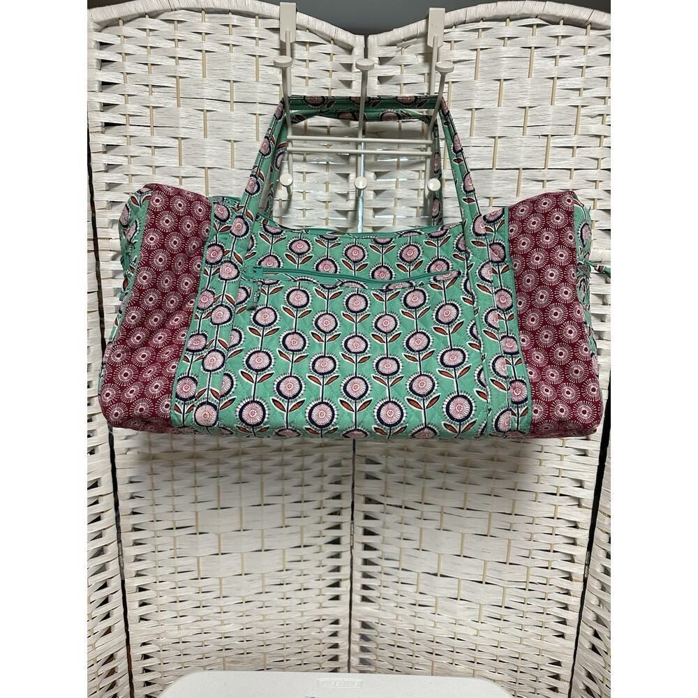LARGEโQUILTED DUFFLE BAG GREEN & PINK ZIPPER SIDEโ POCKETS